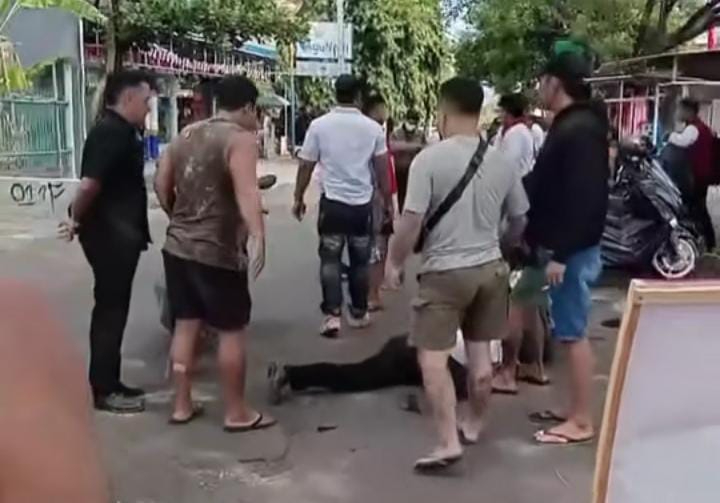 Beredar sebuah video pengeroyokan seorang mahasiswa diduga oleh kelompok ormas di Bali