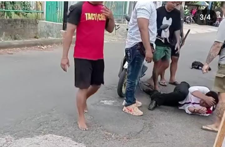 Beredar sebuah video pengeroyokan seorang mahasiswa diduga oleh kelompok ormas di Bali