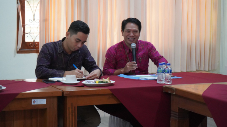 Bimbo Abdi Suardika sedang memaparkan program desa cantik.
