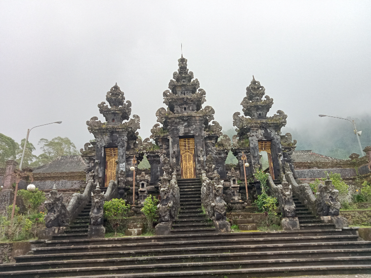 Pura Pasar Agung yang berada di Desa Sebudi, Kecamatan Selat, Karangasem.