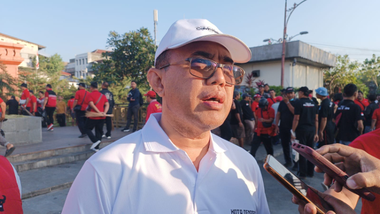 Sekretaris DPD PDI Perjuangan Bali, IGN Jaya Negara hadir dalam kegiatan bersih-bersih sungai yang digelar DPC PDI Perjuangan Denpasar, Sabtu (10/8)