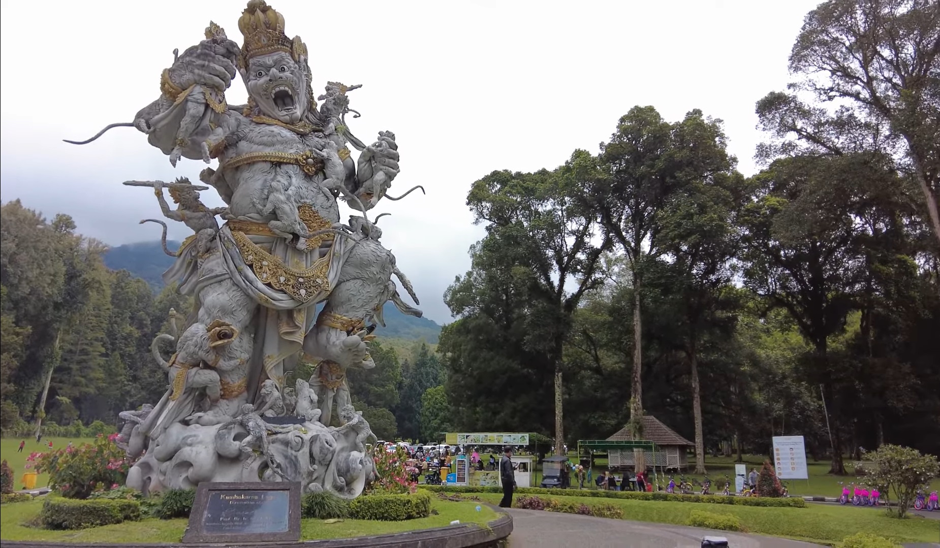 Patung Kumbakarna Laga di areal Kebun Raya Eka Karya Bedugul dibangun sebagai peringatan 40 tahun Pendirian Kebun Raya Bedugul