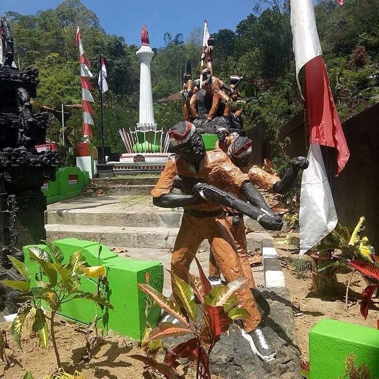 Monumen Perjuangan Wira Bhuwana Di Desa Gitgit untuk mengenang jasa pahlawan yang gugur melawan tentara Belanda pada 12 Mei 1946