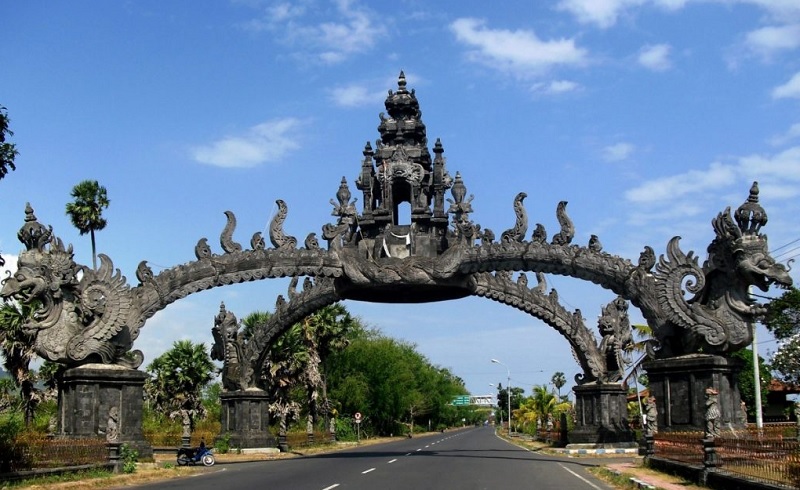 Gelung Kori menjadi pintu gerbang Bali di Gilimanuk, Jembrana. Sejarah Gilimanuk cukup unik.