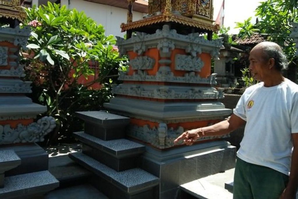 Jro Tangi saat menceritakan tradisi keluarganya beberapa tahun lalu.