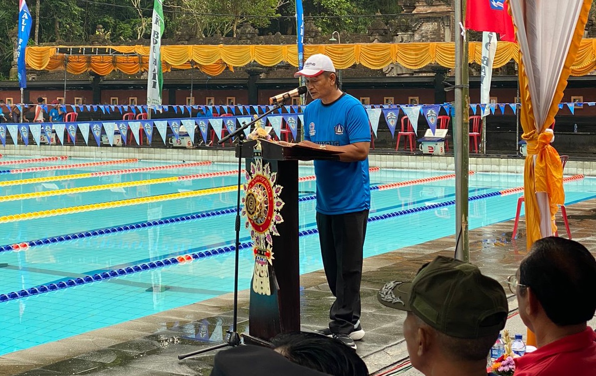 I Made Oka Sumantra saat pembukaan Kejuaraan Renang Bupati Badung Cup X di Kolam Renang Tirta Arum, Blahkiuh.