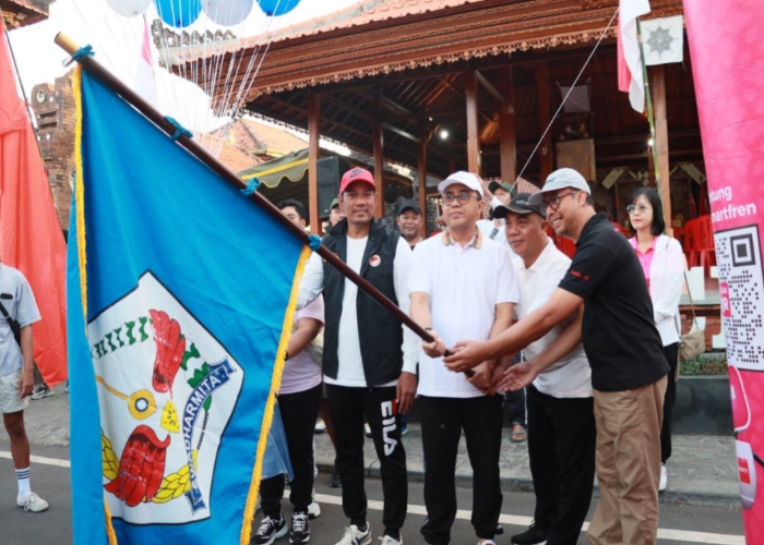 JALAN SEHAT : Walikota Jaya Negara saat melepas kegiatan Jalan Sehat dalam rangka Hut Ke-42 Sekehe Teruna Teruni Swadharmita Banjar Ceramcam, Kelurahan Kesiman, Kecamatan Denpasar Timur, Minggu (11/8)