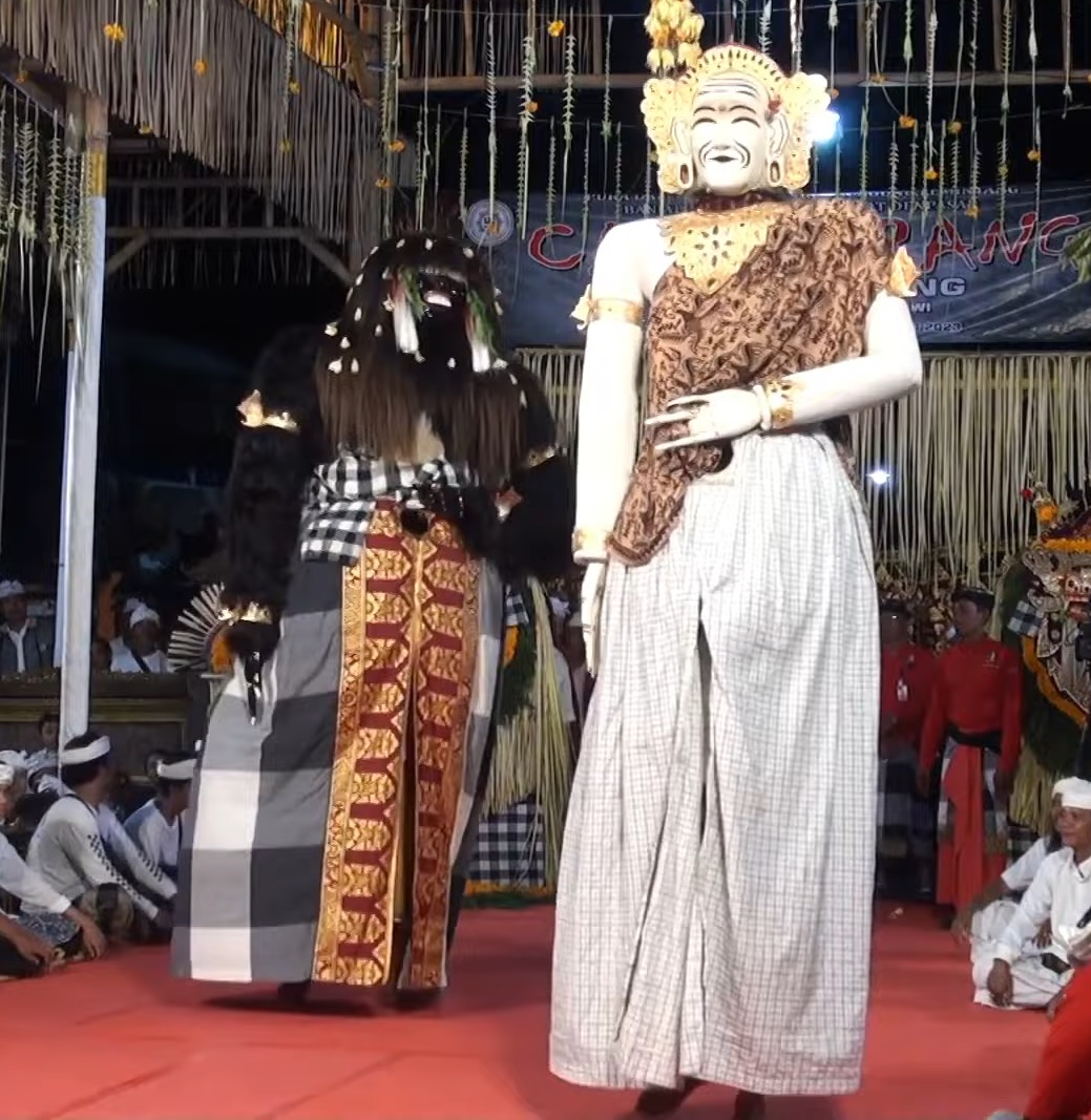 Barong Landung yang memiliki hubungan erat dengan kisah Jayapangus dan Kang Cing Wie