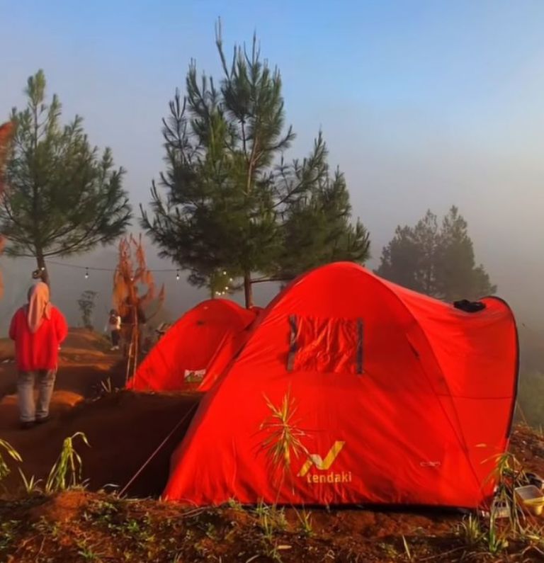 LAUTAN AWAN: Puncak Walik Camping Ground tawarkan camping murah dengan pemandangan lautan awan di atas gunung.