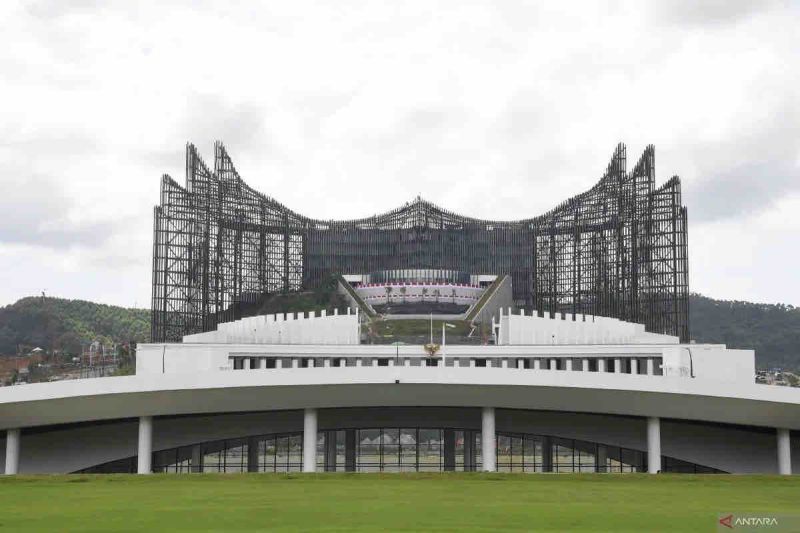 Pemandangan Istana Negara dan Istana Garuda dilihat dari Sumbu Kebangsaan di wilayah IKN, Kabupaten Penajam Paser Utara, Provinsi Kalimantan Timur, Jumat (9/8/2024).