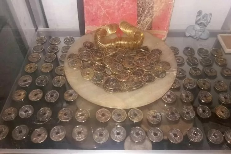 PIS BOLONG: Pis bolong atau uang kepeng berasal dari kebudayaan Cina yang dibuat para kaisar dari beberapa dinasti yang berkuasa.