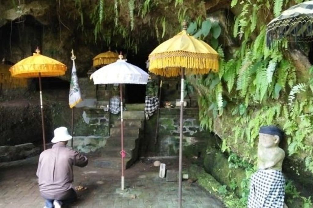 Goa Peteng, sebuah goa kecil yang berada di perbatasan Desa Darmasaba dan Sibanggede, Kabupaten Badung, Bali