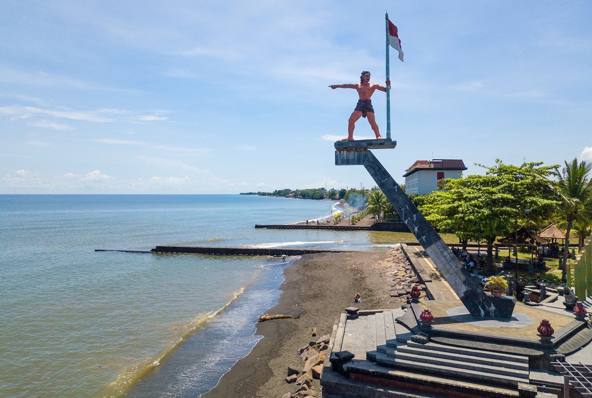 Monument  Yuda Mandala Tama yang didirikan di bibir pantai Eks Pelabuhan Buleleng tersebut, dimaksudkan untuk mengabadikan dan menghormati jasa para pejuang kemerdekaan