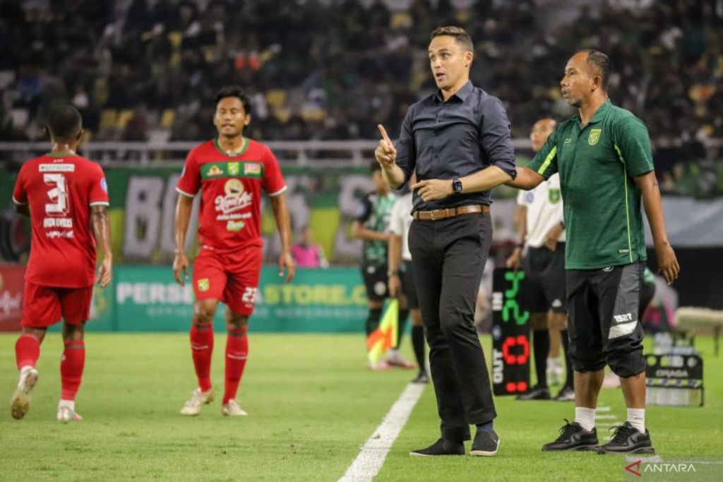 Pelatih Persebaya Paul Munster (kedua kanan) memberi instruksi kepada pemainnya saat melawan PSS Sleman pada pertandingan pekan pertama BRI Liga 1 Indonesia musim 2024/2025 di Stadion GBT Surabaya