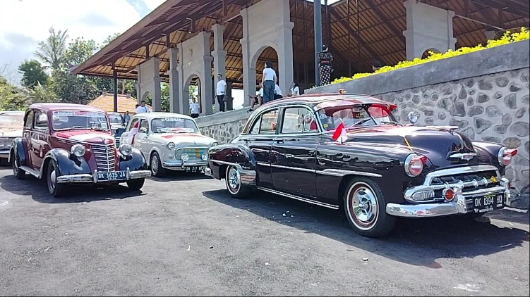 560 unit mobil kuno dari 79 club mobil di Indonesia padati Taman Ujung Karangasem dalam Touring Merah Putih.