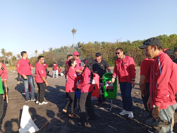 DPC PDI Perjuangan Gianyar bersama komunitas peduli lingkungan membersihkan sampah di Pantai Saba, Kecamatan Blahbatuh, Minggu (11/8).