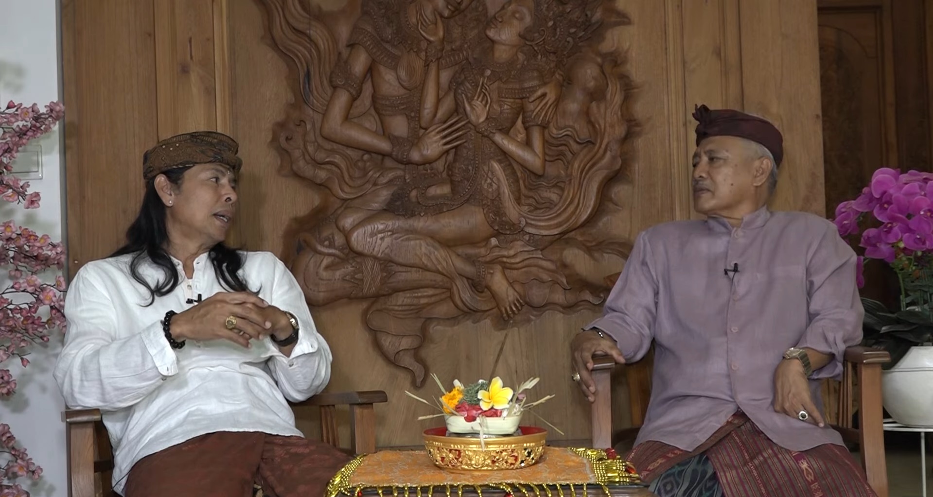 Ida Bagus Gede Arsana (kiri) dalam perbincangan dengan Prof. Dr. Ida Bagus Gde Yudha Triguna, M.S dalam YouTube Yudha Triguna Channel terkait penyakit Babahi