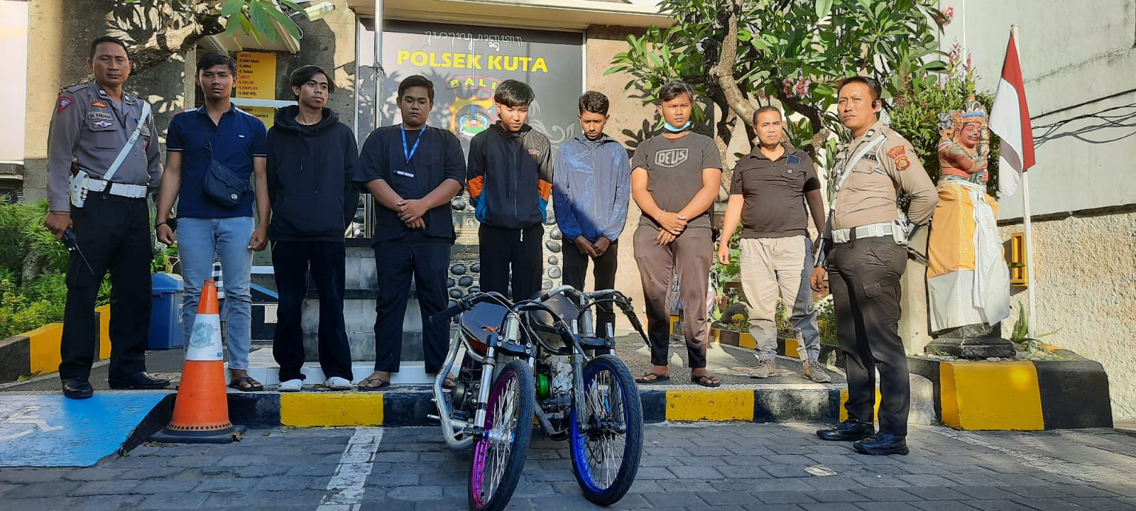 Diamankan: Penjoki dan motor yang dipakai balap liar diamanakan di Mapolsek Kuta.