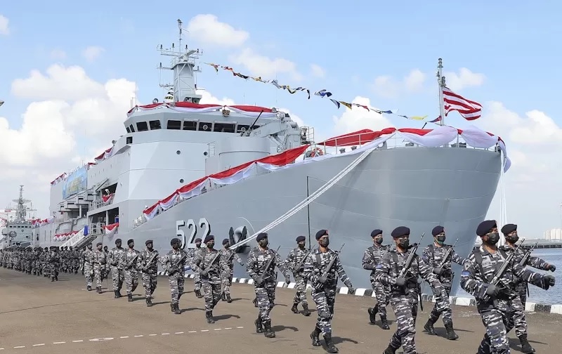 Bendera Majapahit yang disebut Sang Saka Getih-Getah Samudra atau Sang Saka Gula Kelapa juga diadopsi TNI AL di kapal perangnya.