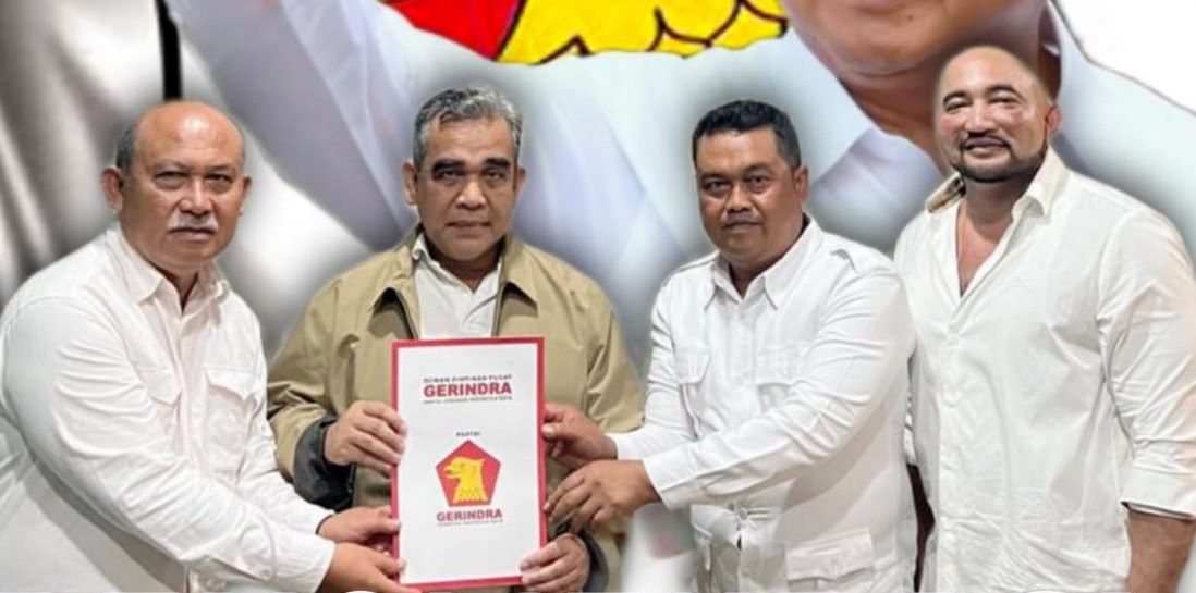 Ida Bagu Giri Putra (kiri) bersama I Made Subrata (dua dari kanan) menerima rekomendasi dari Partai Gerindra untuk Pilkada Bangli pada Minggu (11/8/2024).