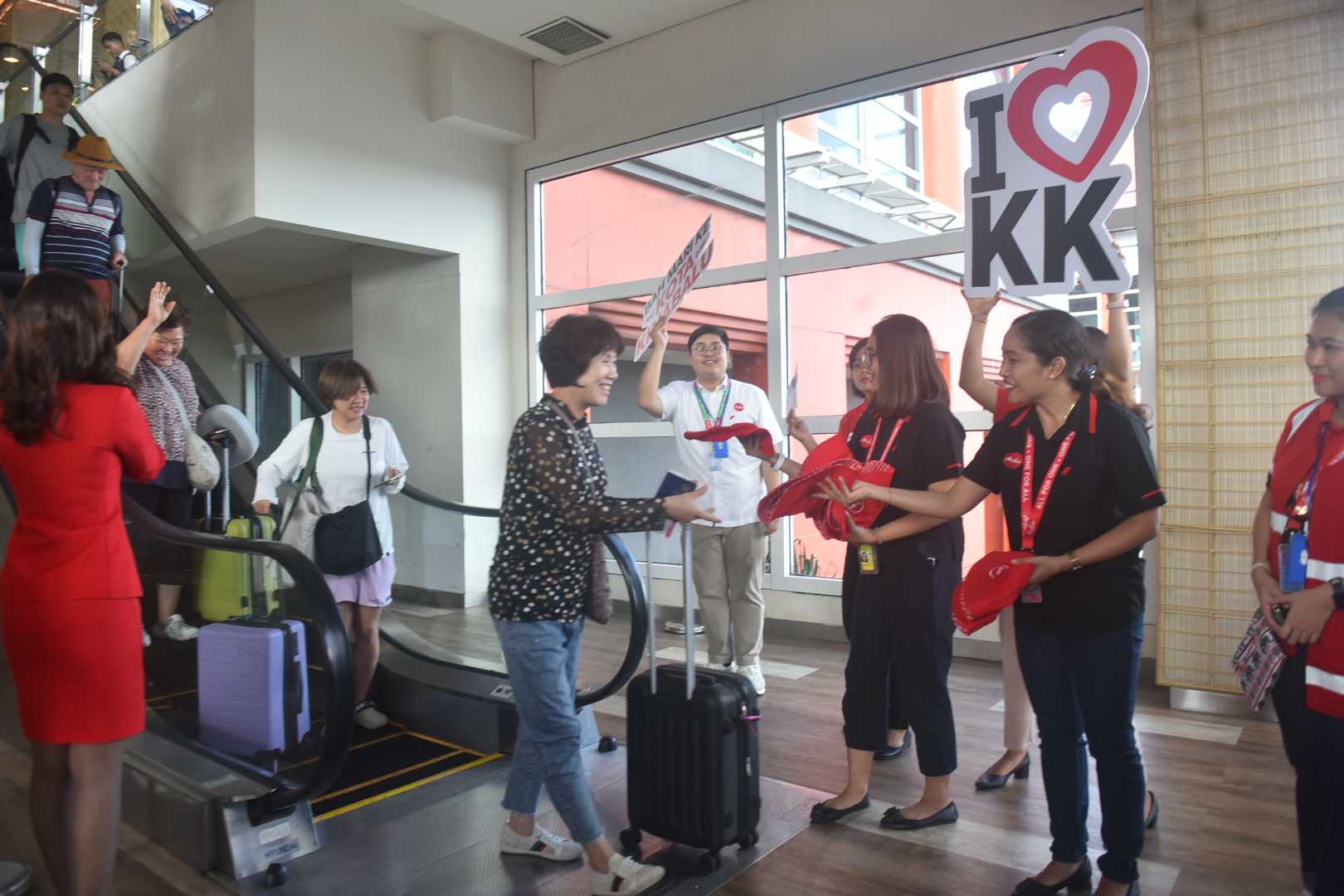 Pembagian merchandise kepada penumpang saat peresmian penerbangan perdana Denpasar-Kota Kinabalu di Bali, Jumat (9/8)