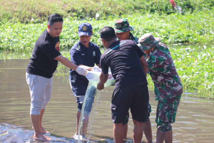 Penebaran ikan Nila dan pembersihan Tukad Saba di Desa Lokapaksa, Buleleng