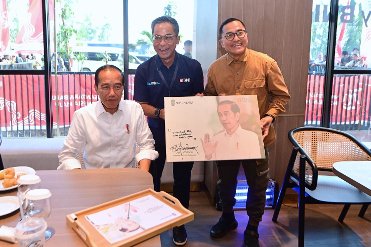Presiden Joko Widodo (kiri), Direktur Network & Services BNI Ronny Venir (tengah), dan Komisaris BNI Mohamad Yusuf Permana (kanan) dalam peresmian BNI Digital Banking Cafe di Hunian ASN 4 Tower 6,