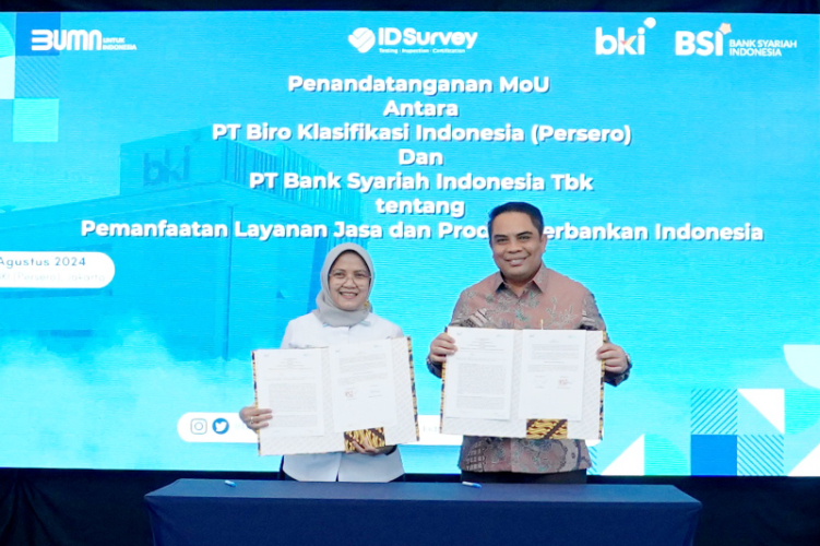 Direktur Keuangan, Administrasi dan Manajemen Risiko PT Biro Klasifikasi Indonesia (kiri) dan Direktur Sales & Distribution BSI Anton Sukarna (kanan) tanda tangani MoU