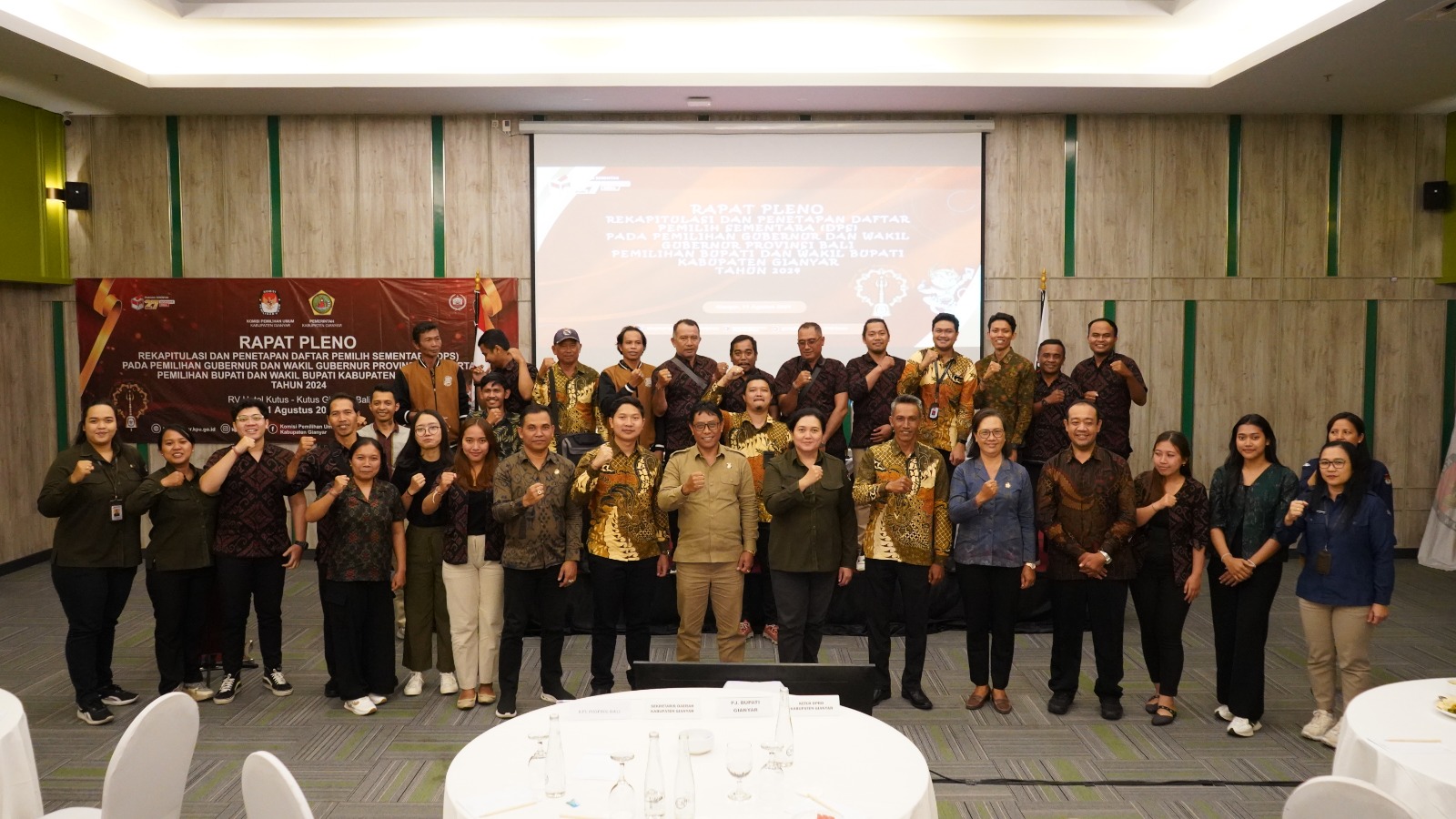 KPU Kabupaten Gianyar menggelar Rapat Pleno Terbuka untuk rekapitulasi dan penetapan Daftar Pemilih Sementara (DPS) RV Hotel Kutus &ndash; Kutus, Gianyar pada Minggu (11/8).