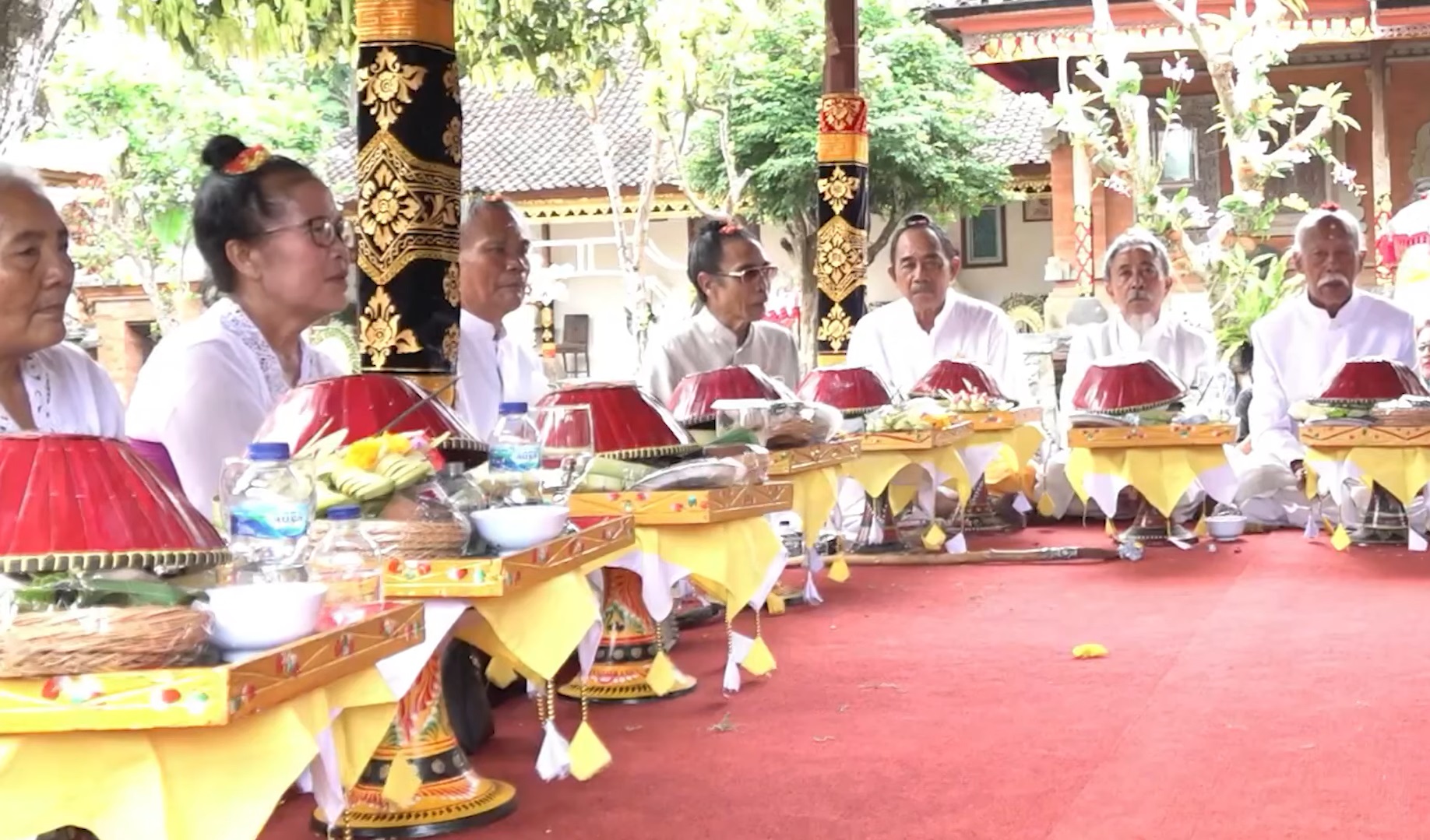 Para Sulinggih sedang menerima suguhan berupa rayunan seusai muput Yadnya