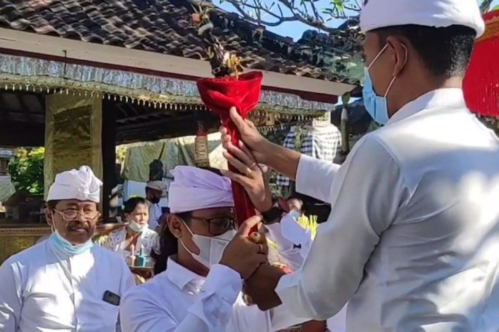 NGEREBEG: Pengelingsir Puri Kediri, Anak Agung Ngurah Gede Sugiarta (kiri) bersama dengan Pemangku Gede Pura Tanah Lot (kanan) ungkap sejarah Ngerebeg di Kediri, Tabanan.