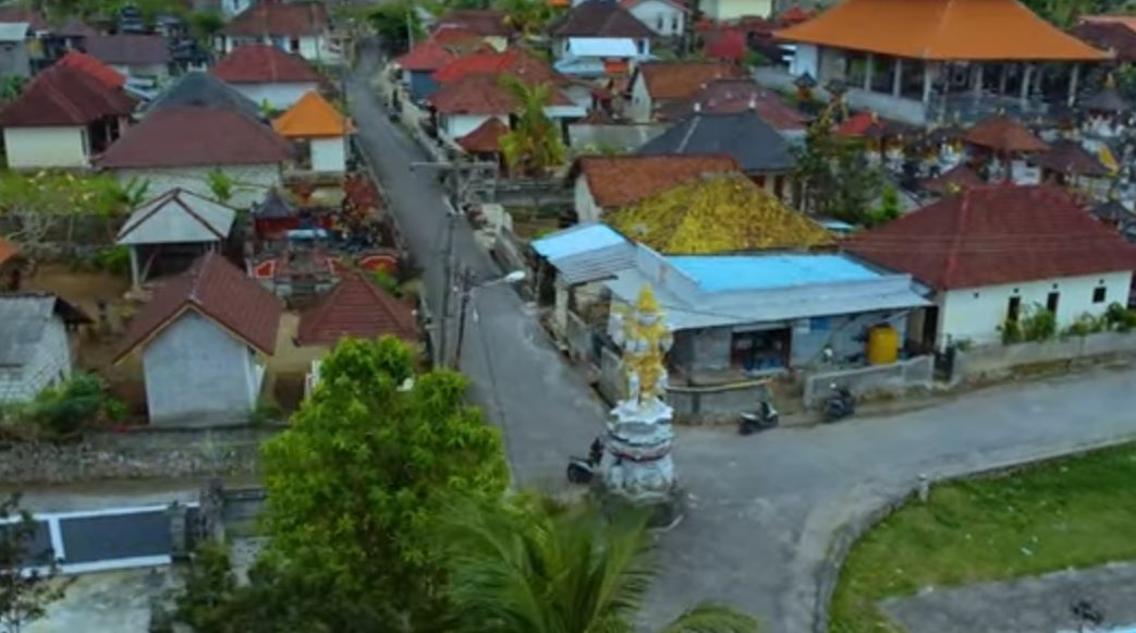 Pemukiman penduduk Desa Sekartaji, Kecamatan Nusa Penida, Kabupaten Klungkung, Bali dilihat dari atas.