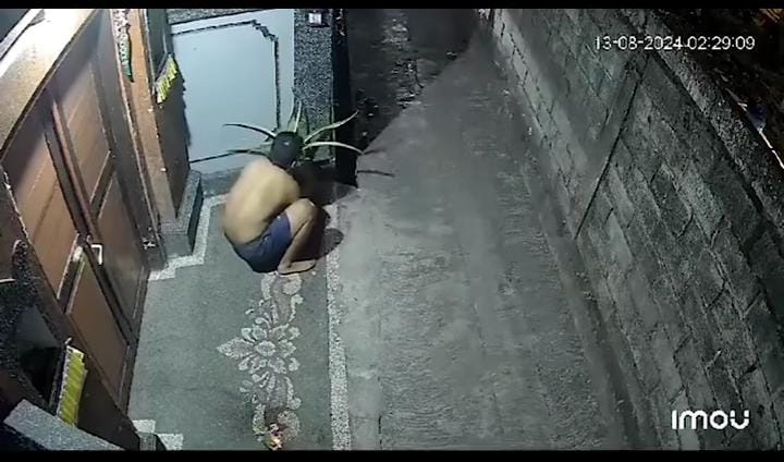Seorang pria terekam kamera CCTV berjalan merangkak di sebuah gang di Denpasar