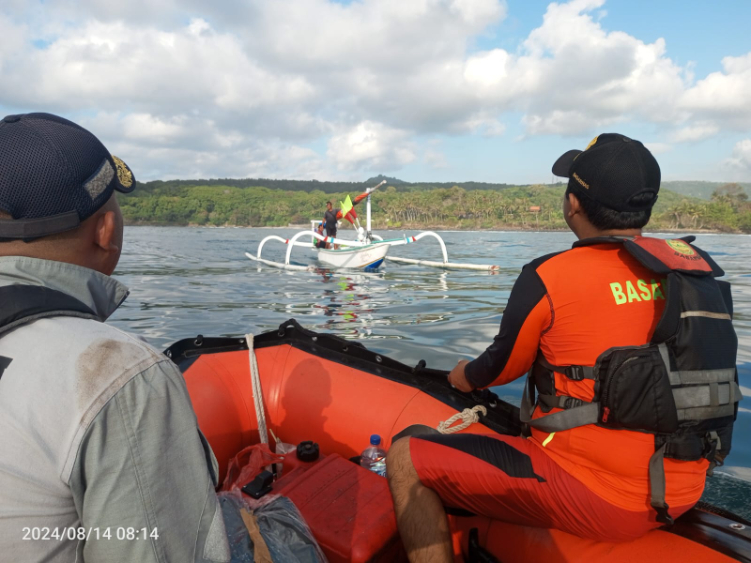 Tim SAR gabungan melakukan pencarian terhadap pemancing yang hilang di Pantai Pasir Putih, Rabu (14/8).