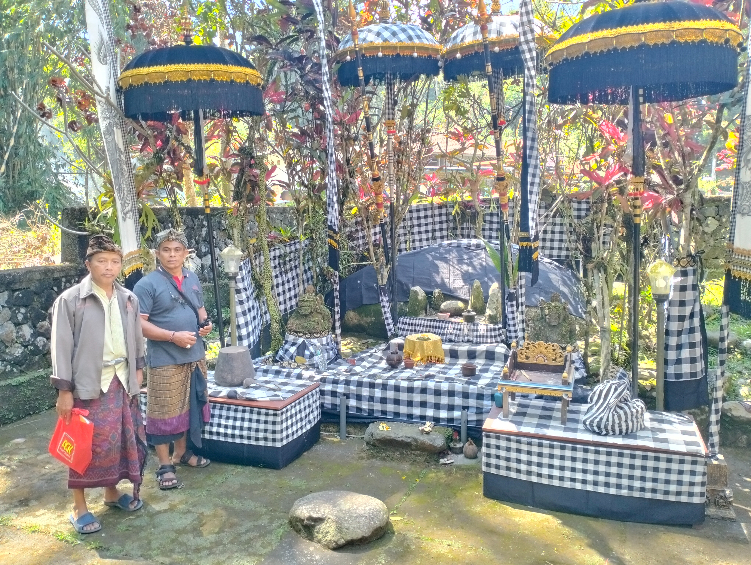 Pelinggih yang ada di Pura Batu Malen, yang masih satu areal dengan Pura Luhur Pekiyisan dipercaya sebagai tempat Pejabat Memohon Kewibawaan.