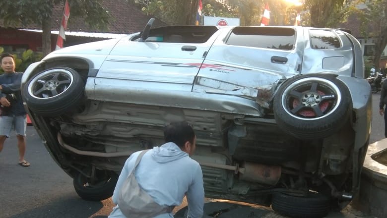 Kecelakaan melibatkan sepeda motor Yamaha Nmax dan Karimun di persimpangan Jalan Ciung Wanara dan Jalan Kaliasem di Gianyar, Selasa (13/8/2024).
