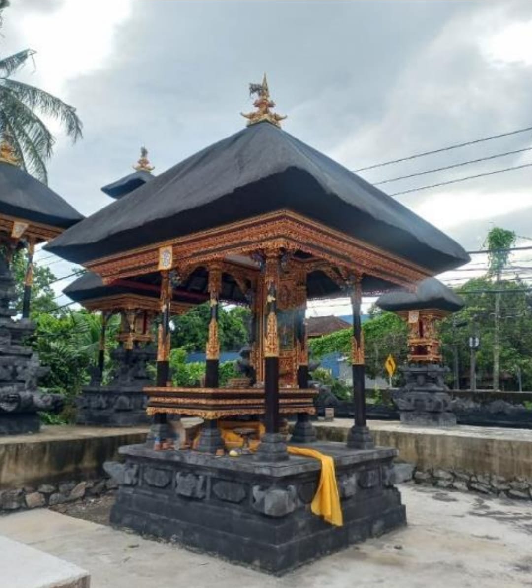 Pelinggih Piyasan menggunakan kayu cendana sebagai bahan baku untuk pelinggih