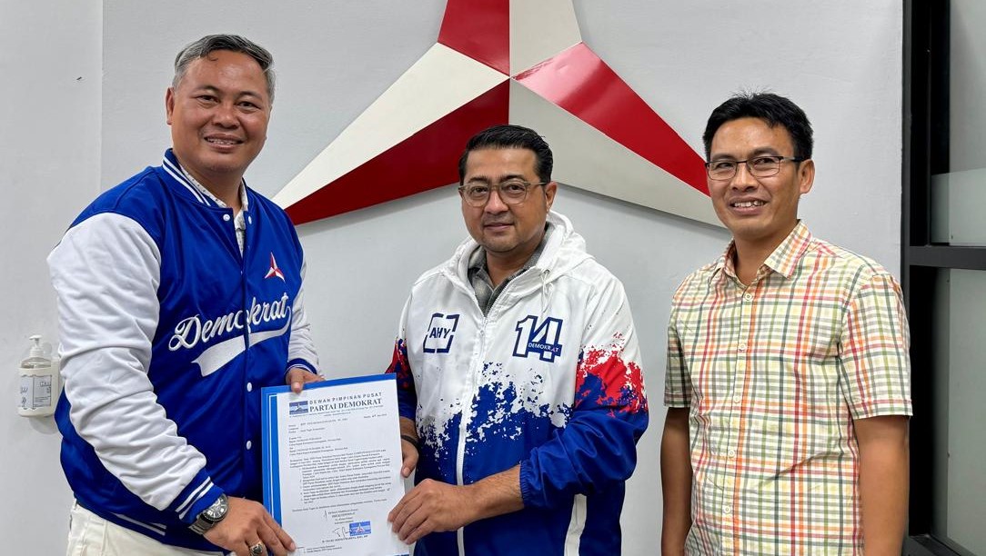 I Komang Wirawan (kiri) dan I Nengah Sumardi (kanan) mendapat rekomendasi dari Partai Demokrat untuk maju pada Pilkada Karangasem 2024.