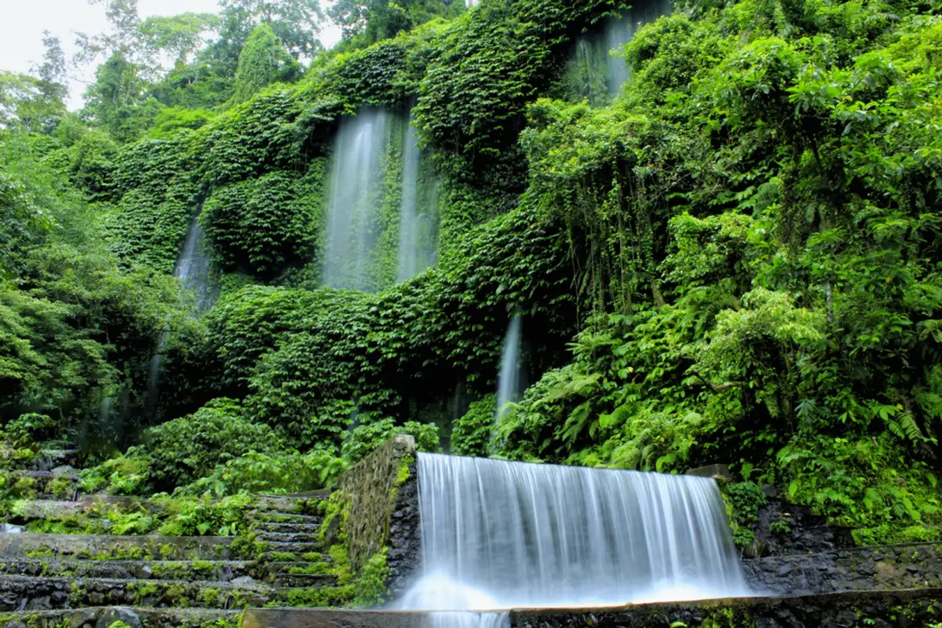 TIRAI ALAM: Air Terjun Benang Kelambu terlihat bagai tirai alam, yang menjadi salah satu destinasi wisata terbaik di Pulau Lombok.