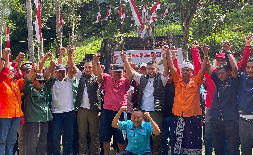 I Made Kembang Hartawan dan IGN Patriana Krisna saat mendeklarasikan diri maju sebagai pasangan calon Bupati dan Wakil Bupati Jembrana di Monumen Perjuangan Gelar, Desa Batuagung. Hadir I Gede Winasa