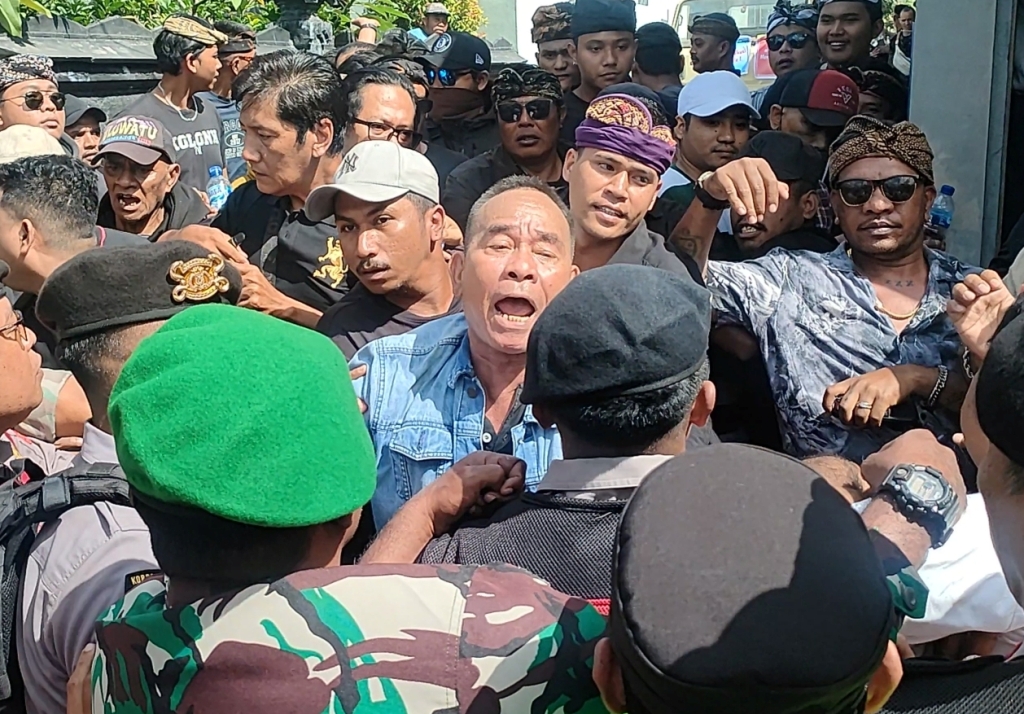 KISRUH: Eksekusi sebuah villa di Canggu oleh PN Denpasar yang dijaga polisi dan TNI berakhir ricuh hingga adu jotos. Ternyata ini penyebab awalnya.