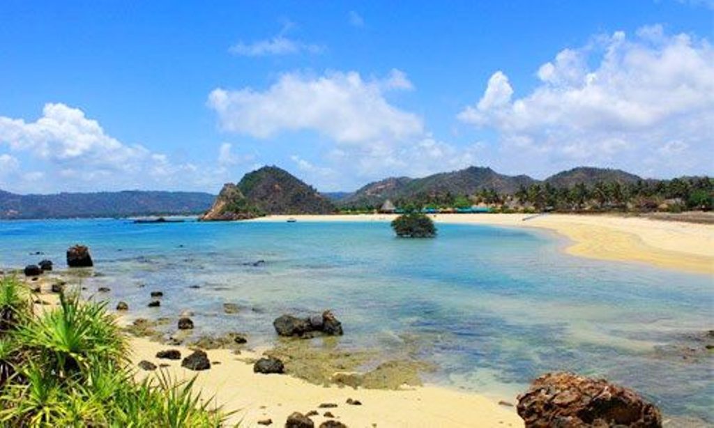 PANTAI MANDALIKA: Pantai Kuta Mandalika tawarkan sensasi pasir putih halus bagaikan tepung. Pantas menjadi contoh keindahan alam Indonesia paling sempurna.