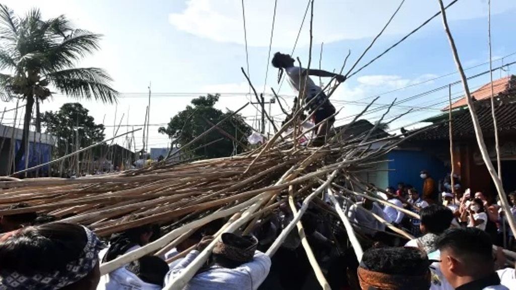 MUNGGU: Tradisi Makotek yang digelar setiap Hari Raya Kuningan, terkait dengan perayaan kemenangan Cokorda Agung Blambangan dan sejarah Desa Munggu.