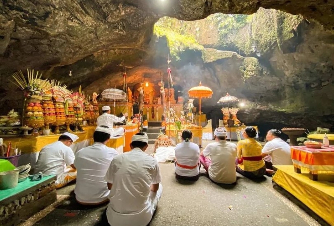 TIRTHA SELAKA: Pura Kereban Langit di Desa Sading, Sempidi, Mengwi Badung terkait dengan sejarah Raja Udayana untuk menemukan Tirtha Selaka