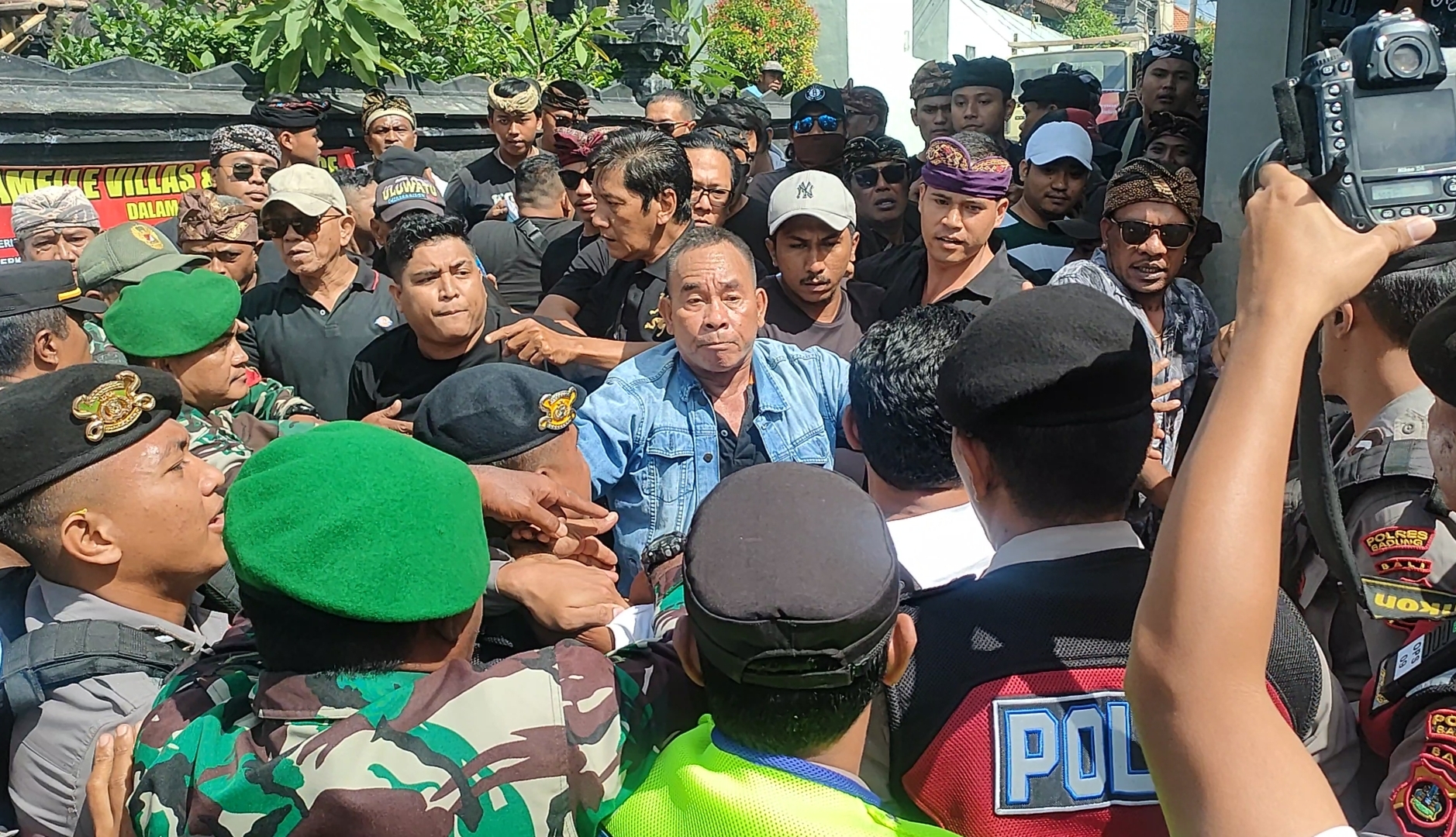 TOLAK: Pihak termohon menolak eksekusi villa di Canggu yang dilakukan PN Denpasar yang dikawal polisi dan TNI, hingga berlangsung ricuh dan adu jotos.