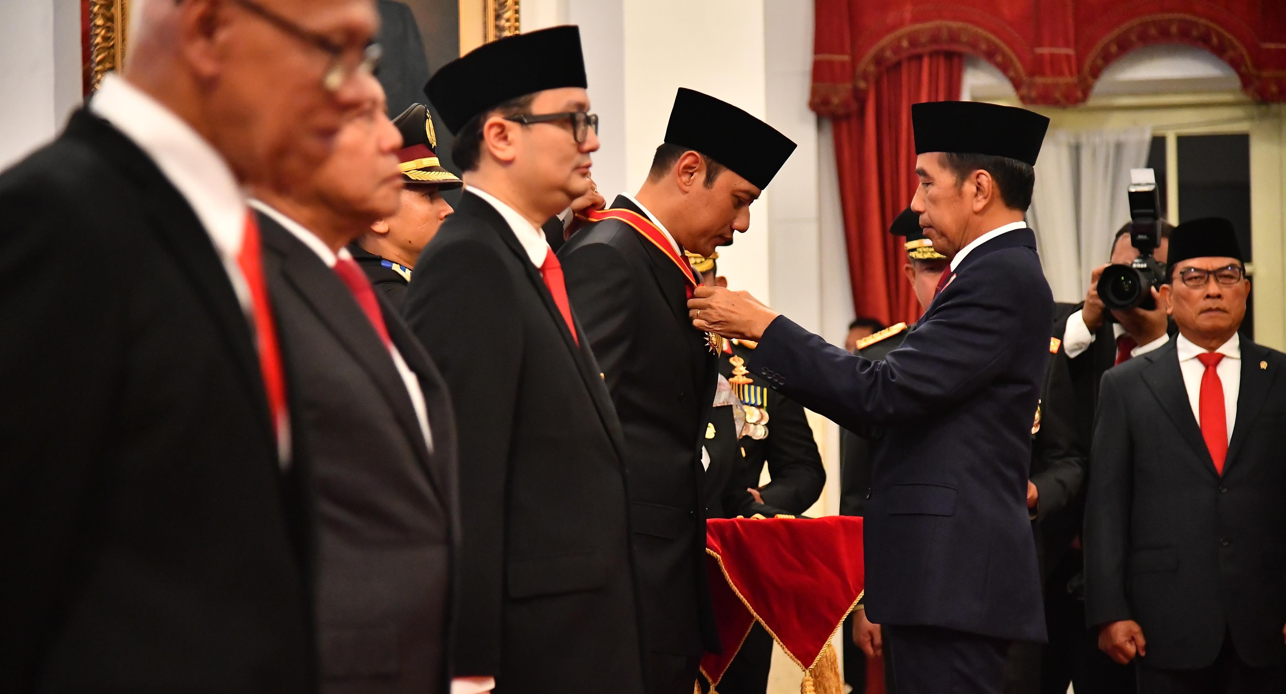 Menteri AHY dianugerahi bintang Mahaputra Nararya oleh Presiden Jokowi.