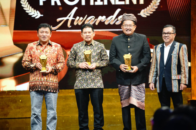 Wakil Direktur Utama BSI Bob Tyasika Ananta (kiri pertama) saat menerima apresiasi pada ajang Prominent Award 2024