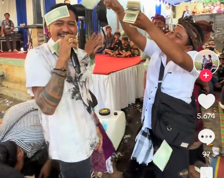 Momen saat Bagus Wirata Disawer oleh warga Tianyar