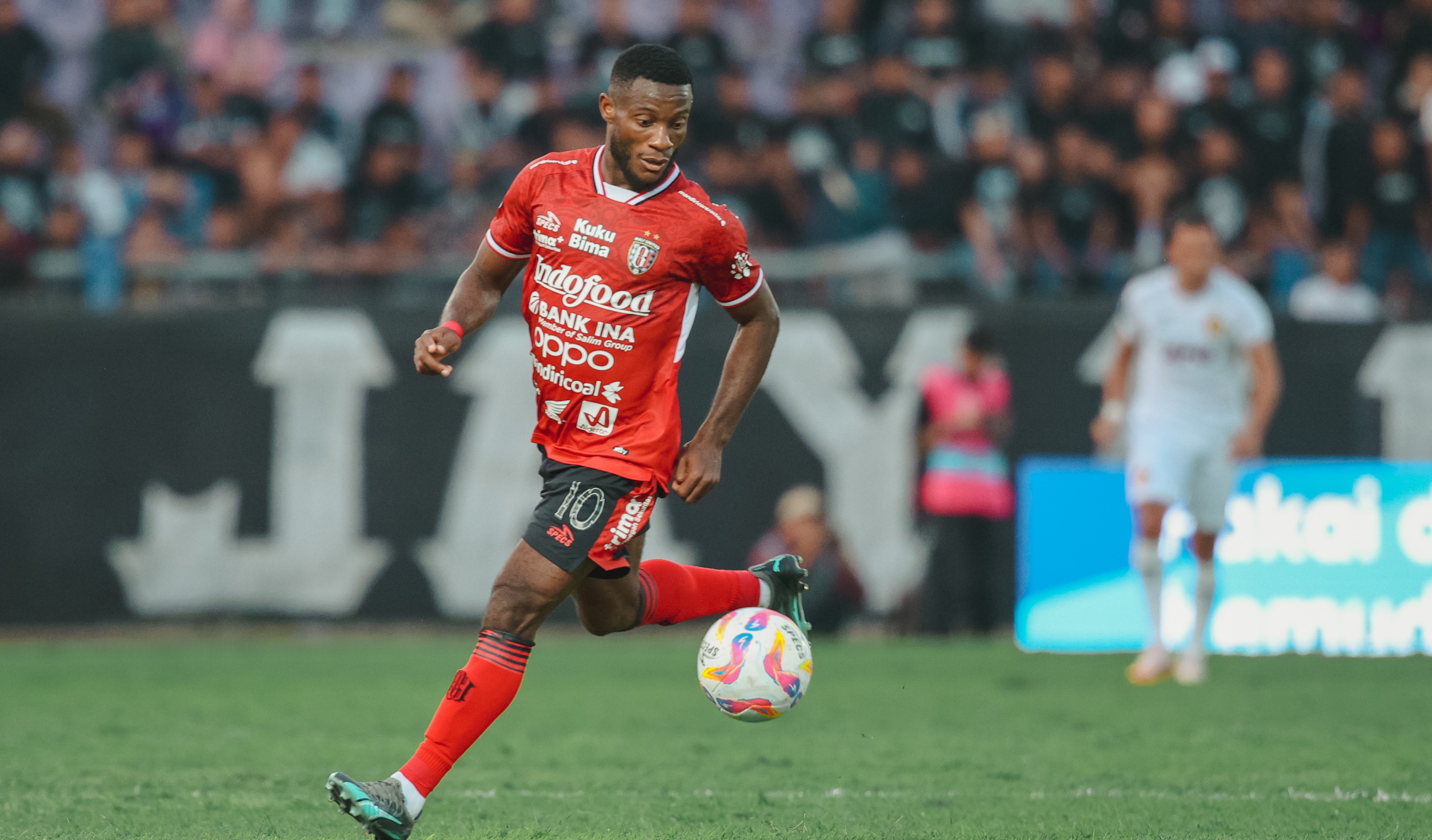 Pemain Bali United Privat Mbarga dengan jersey nomor punggung 10 musim 2024/2025.