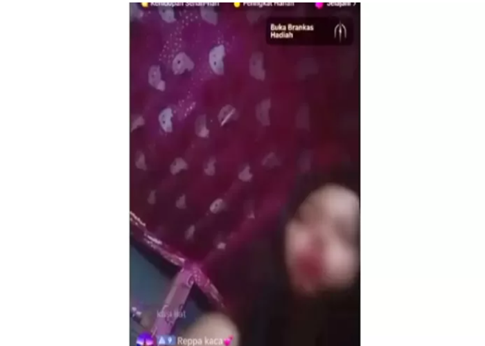 Tangkapan layar wanita di Kabupaten Sidrap, Sulawesi Selatan berhubungan intim dengan mantan pacar sambil live TikTok.
